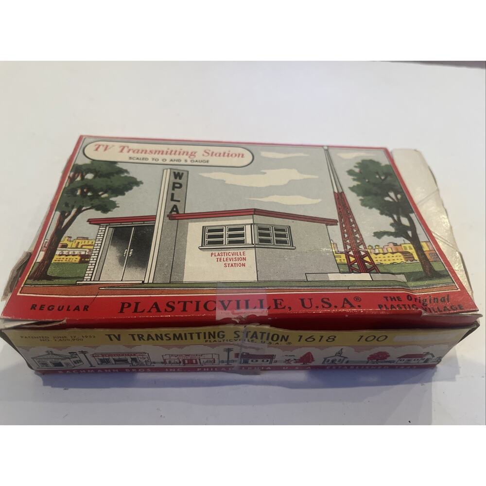 Plasticville - O-Scale - 1618 - TV Transmitting Station - White Walls w/Red Roof